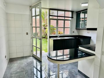 Venta linda casa en condominio Los Granados. Surco. Cerca a universidad de Lima