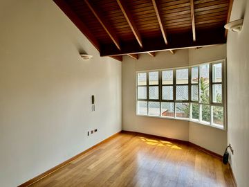 Venta linda casa en condominio Los Granados. Surco. Cerca a universidad de Lima