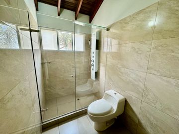 Venta linda casa en condominio Los Granados. Surco. Cerca a universidad de Lima