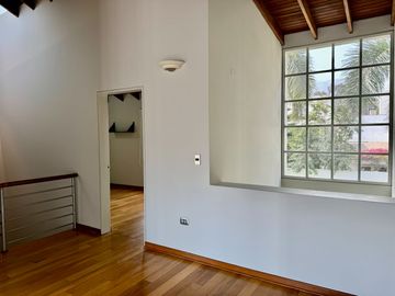 Venta linda casa en condominio Los Granados. Surco. Cerca a universidad de Lima