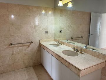 Venta linda casa en condominio Los Granados. Surco. Cerca a universidad de Lima