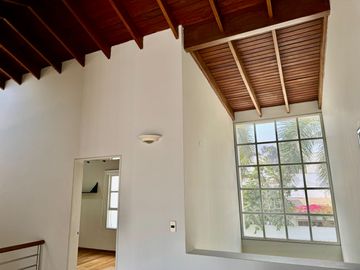 Venta linda casa en condominio Los Granados. Surco. Cerca a universidad de Lima