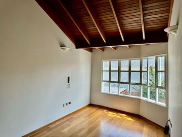 Venta linda casa en condominio Los Granados. Surco. Cerca a universidad de Lima