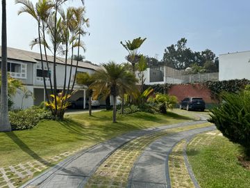 Venta linda casa en condominio Los Granados. Surco. Cerca a universidad de Lima