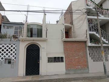 Venta De Aires frente Al Parque de 94 m² En Urb. San German SMP