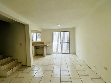 CASA SEMINUEVA , CON ASOMBROSA DISTRIBUCION