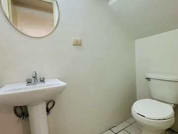 CASA SEMINUEVA , CON ASOMBROSA DISTRIBUCION