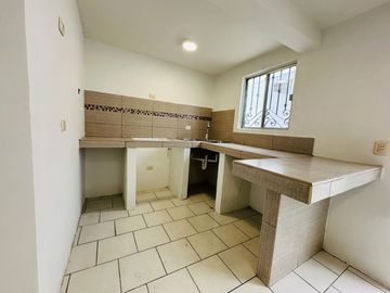 CASA SEMINUEVA , CON ASOMBROSA DISTRIBUCION