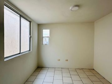 CASA SEMINUEVA , CON ASOMBROSA DISTRIBUCION