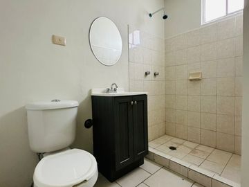 CASA SEMINUEVA , CON ASOMBROSA DISTRIBUCION