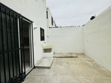 CASA SEMINUEVA , CON ASOMBROSA DISTRIBUCION