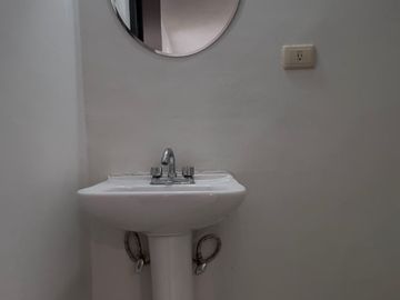 CASA SEMINUEVA , CON ASOMBROSA DISTRIBUCION