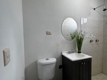 CASA SEMINUEVA , CON ASOMBROSA DISTRIBUCION