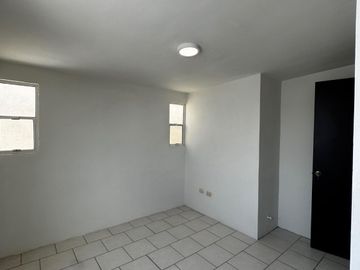 CASA SEMINUEVA , CON ASOMBROSA DISTRIBUCION