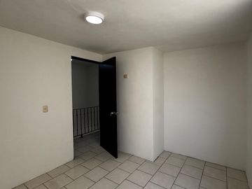 CASA SEMINUEVA , CON ASOMBROSA DISTRIBUCION
