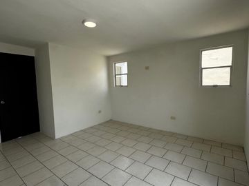 CASA SEMINUEVA , CON ASOMBROSA DISTRIBUCION