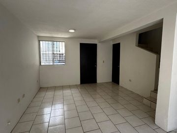 CASA SEMINUEVA , CON ASOMBROSA DISTRIBUCION