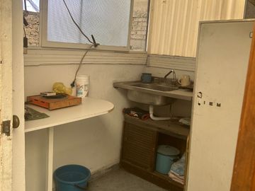 Vendo casa que puede funcionar para  uso comercial o industrial