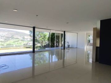 R303 Residencia en Venta Club de Golf Tres Marías con Alberca 3 Recámaras Morelia