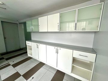 SE VENDE LOCAL ACONDICIONADO PARA CLÍNICA O LABORATORIO