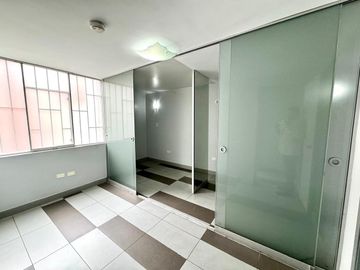 SE VENDE LOCAL ACONDICIONADO PARA CLÍNICA O LABORATORIO