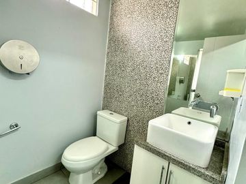 SE VENDE LOCAL ACONDICIONADO PARA CLÍNICA O LABORATORIO