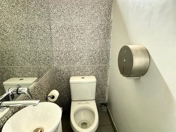 SE VENDE LOCAL ACONDICIONADO PARA CLÍNICA O LABORATORIO