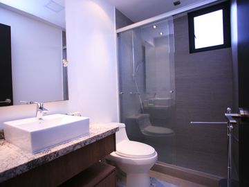 Venta de Hermoso Departamento Amoblado de 3 Dormitorios en La Portugal