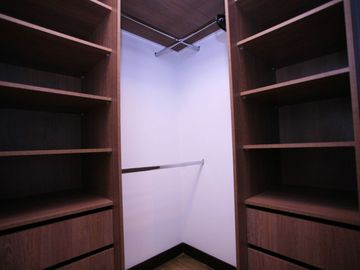 Venta de Hermoso Departamento Amoblado de 3 Dormitorios en La Portugal