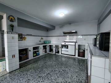 Se Vende Amplia Casa de 190m2 03Pisos+Azotea Sector 01 grupo 02 En Villa El Salvador!