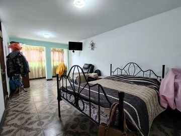 Se Vende Amplia Casa de 190m2 03Pisos+Azotea Sector 01 grupo 02 En Villa El Salvador!