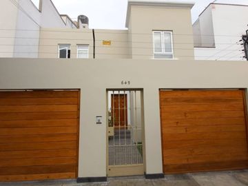 VENDO CASA A 1 CUADRA DE PARQUE - EXCELENTE ZONA DE MIRAFLORES, A MUY BUEN PRECIO. Cuartos grandes, buenos espacios y MUY BIEN UBICADA, acogedora, iluminada y fresca. Cerca a Parque Reducto y Av 28 de Julio