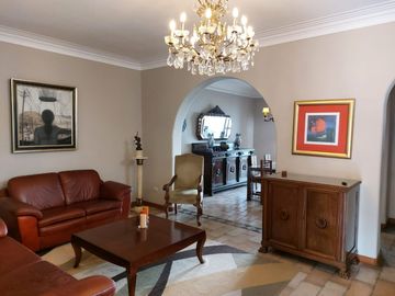 VENDO CASA A 1 CUADRA DE PARQUE - EXCELENTE ZONA DE MIRAFLORES, A MUY BUEN PRECIO. Cuartos grandes, buenos espacios y MUY BIEN UBICADA, acogedora, iluminada y fresca. Cerca a Parque Reducto y Av 28 de Julio