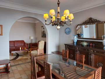 VENDO CASA A 1 CUADRA DE PARQUE - EXCELENTE ZONA DE MIRAFLORES, A MUY BUEN PRECIO. Cuartos grandes, buenos espacios y MUY BIEN UBICADA, acogedora, iluminada y fresca. Cerca a Parque Reducto y Av 28 de Julio
