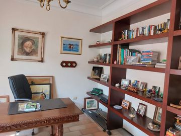 VENDO CASA A 1 CUADRA DE PARQUE - EXCELENTE ZONA DE MIRAFLORES, A MUY BUEN PRECIO. Cuartos grandes, buenos espacios y MUY BIEN UBICADA, acogedora, iluminada y fresca. Cerca a Parque Reducto y Av 28 de Julio