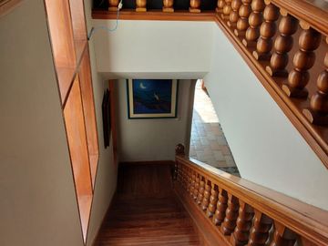 VENDO CASA A 1 CUADRA DE PARQUE - EXCELENTE ZONA DE MIRAFLORES, A MUY BUEN PRECIO. Cuartos grandes, buenos espacios y MUY BIEN UBICADA, acogedora, iluminada y fresca. Cerca a Parque Reducto y Av 28 de Julio