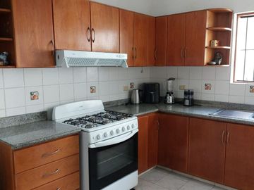 VENDO CASA A 1 CUADRA DE PARQUE - EXCELENTE ZONA DE MIRAFLORES, A MUY BUEN PRECIO. Cuartos grandes, buenos espacios y MUY BIEN UBICADA, acogedora, iluminada y fresca. Cerca a Parque Reducto y Av 28 de Julio