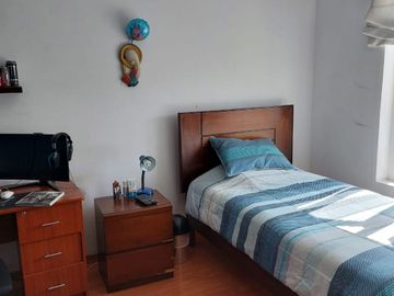VENDO CASA A 1 CUADRA DE PARQUE - EXCELENTE ZONA DE MIRAFLORES, A MUY BUEN PRECIO. Cuartos grandes, buenos espacios y MUY BIEN UBICADA, acogedora, iluminada y fresca. Cerca a Parque Reducto y Av 28 de Julio