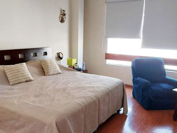 VENDO CASA A 1 CUADRA DE PARQUE - EXCELENTE ZONA DE MIRAFLORES, A MUY BUEN PRECIO. Cuartos grandes, buenos espacios y MUY BIEN UBICADA, acogedora, iluminada y fresca. Cerca a Parque Reducto y Av 28 de Julio