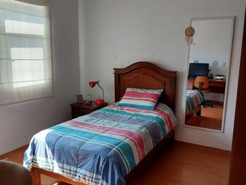 VENDO CASA A 1 CUADRA DE PARQUE - EXCELENTE ZONA DE MIRAFLORES, A MUY BUEN PRECIO. Cuartos grandes, buenos espacios y MUY BIEN UBICADA, acogedora, iluminada y fresca. Cerca a Parque Reducto y Av 28 de Julio