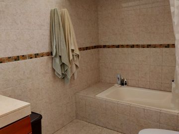 VENDO CASA A 1 CUADRA DE PARQUE - EXCELENTE ZONA DE MIRAFLORES, A MUY BUEN PRECIO. Cuartos grandes, buenos espacios y MUY BIEN UBICADA, acogedora, iluminada y fresca. Cerca a Parque Reducto y Av 28 de Julio