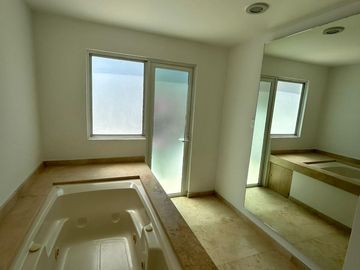 Residencia en venta en Santa Cruz Guadalupe , Puebla