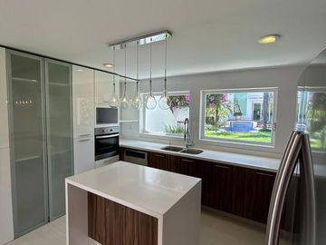 Residencia en venta en Santa Cruz Guadalupe , Puebla