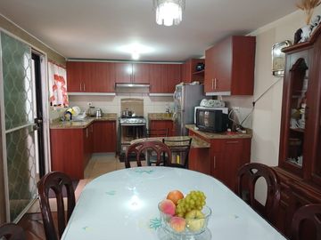Vendo  Casa con 4 dormitorios,  Carcelén Sector  Colegio Einstein