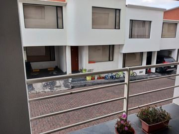 Vendo  Casa con 4 dormitorios,  Carcelén Sector  Colegio Einstein