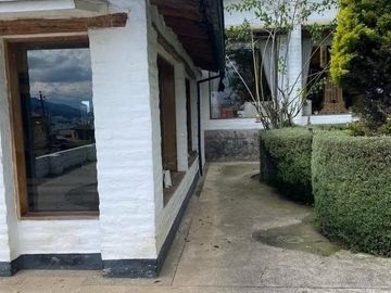 Se Vende  Casa con Piscina de 841.11 m2 de Construcción y   33.65 m2 construcción adicional en Terreno 2230m2  en Santa Lucía en Quito