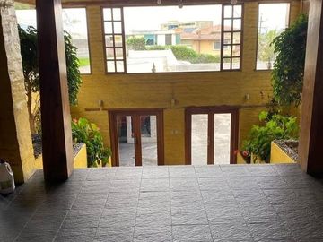 Se Vende  Casa con Piscina de 841.11 m2 de Construcción y   33.65 m2 construcción adicional en Terreno 2230m2  en Santa Lucía en Quito