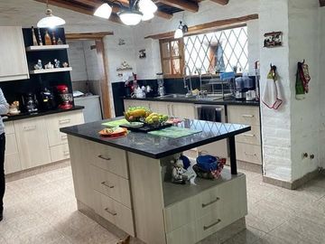 Se Vende  Casa con Piscina de 841.11 m2 de Construcción y   33.65 m2 construcción adicional en Terreno 2230m2  en Santa Lucía en Quito