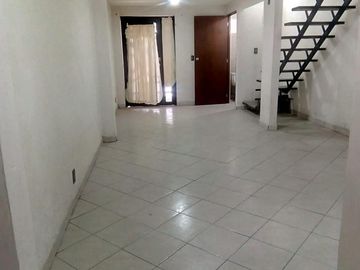 EXCELENTE PROPIEDAD 3 PISOS