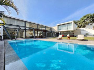 Amplia Casa de Lujo en Venta en La Mejor Zona de La Molina